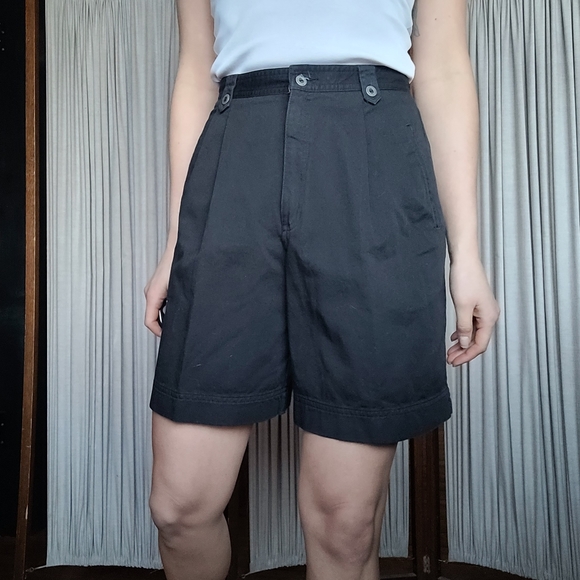 Vintage high rise, pleated shorts - Picture 2 of 7